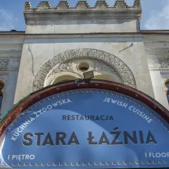 Tarnów stara łaźnia, dawniej miejsce kąpieli, dziś restauracja serwująca kuchnię żydowską. Architektura budynku zachwyca.