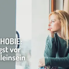 Eine Frau blickt nachdenklich aus dem Fenster. Der Text "AUTOPHOBIE: Die Angst vor dem Alleinsein" thematisiert diese psychische Herausforderung.