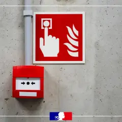 Déclencheur rouge et panneau d'alarme incendie sur mur de béton. En cas de danger, le bruit d'alarme incendie retentira.