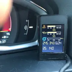 Wskaźniki w Volvo V50 2.0D pokazują temperaturę 86°C i ciśnienie oleju 95°C. Dodatkowy wyświetlacz pokazuje dane turbiny, potencjalne objawy problemów.