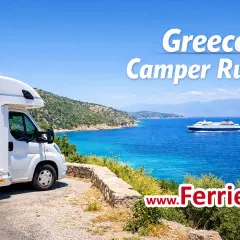 Un camping-car blanc stationné au bord d'une mer bleue éclatante, avec un ferry en arrière-plan. L'aventure de la Grèce en camping-car commence ici.