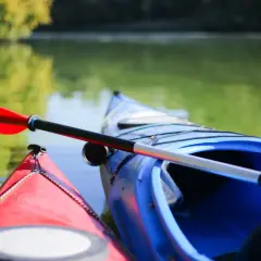 Jedzenie na kajaki: co zabrać na spływ? Porady eksperta!