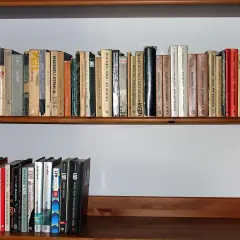 Półka z książkami Stanisława Lema ułożonymi chronologicznie.