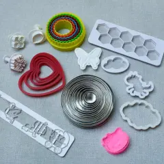 Zestaw foremek do masy cukrowej: serca, motyl, dinozaur, chmurki, pszczoły, wózek dziecięcy. Idealne, by dowiedzieć się, jak przykleić figurki z masy cukrowej.