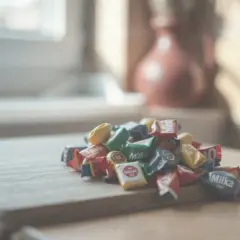 Ile kalorii ma jeden cukierek czekoladowy? Zaskakujące różnice!