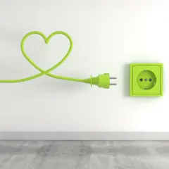 Zielony kabel w kształcie serca podłączony do gniazdka, symbolizujący troskę o niskie opłaty za media.