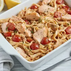 Pasta mit Lachs und Kirschtomaten in cremiger Lachs Sahne Sauce, garniert mit Dill. Ein Genuss!