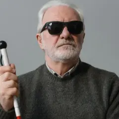 Dlaczego niewidomi noszą ciemne okulary? Odkryj ich prawdziwe powody