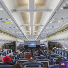 Wnętrze samolotu Boeing 737 z pasażerami. Ile miejsc w Boeing 737? Zależy od konfiguracji, ale ten wygląda na pełny.