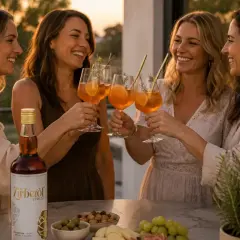 Vier Frauen stoßen mit Aperol Spritz an. Ein Aperitif, der den Sommerabend perfekt macht.