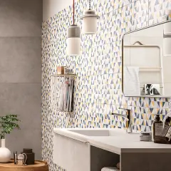Bagno moderno con rivestimento a triangoli colorati, un'idea per il tuo rivestimento bagno fai da te.