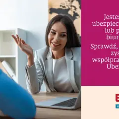 Dwie osoby rozmawiają przy biurku. Kobieta gestykuluje, zachęcając do sprawdzenia oferty ERGO Ubezpieczenia Podróży. Opinie o ergo ubezpieczenia podróży są pozytywne.