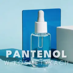 Pantenol co to? Serum z pantenolem w buteleczce z pipetą, na tle niebieskiego szkła i białego sześcianu.