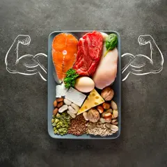 Proteinreiche Lebensmittel wie Lachs, Rindfleisch, Hähnchen, Eier, Käse und Nüsse. Ideal für Muskelaufbau und die Frage: wie viel Protein pro kg Körpergewicht?