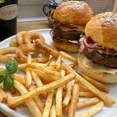 Jak zrobić burgery wołowe? Od mięsa po bułkę przepis mistrza.