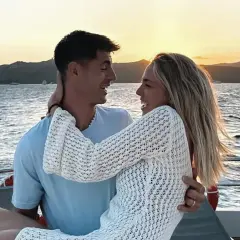 Alice Campello-Morata w objęciach ukochanego na jachcie podczas zachodu słońca.