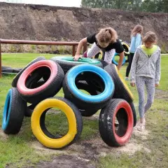Opony na plac zabaw: Jak stworzyć bezpieczne królestwo zabawy?