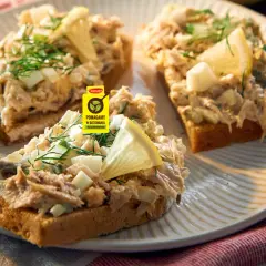 Pyszna pasta z makreli z jajkiem i ogórkiem na grzankach, ozdobiona koperkiem i cytryną. Idealna na szybką przekąskę.