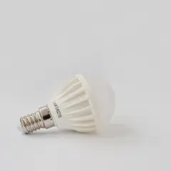 Biała żarówka LED 4W. Ile to wat? Ta energooszczędna żarówka LED ma moc 4W, co odpowiada tradycyjnej żarówce o mocy ok. 40W.