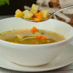 Jak ugotować zupę ziemniaczaną, aby była pyszna i sycąca?