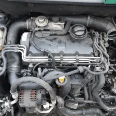 Silnik 1.9 TDI 105 KM, widok z góry. Widać turbosprężarkę, przewody paliwowe i układ dolotowy.