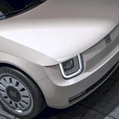Nowy Fiat 126p w beżowym kolorze, z nowoczesnymi światłami LED i charakterystycznym logo FIAT na masce.