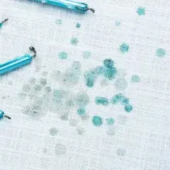 Jak pozbyć się wosku z ubrań - skuteczne metody na uporczywe plamy
