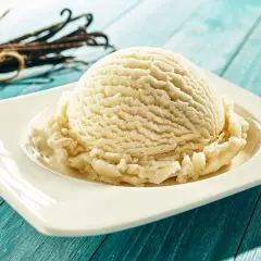 Une boule d'une délicieuse glace maison sans sorbetière, aux gousses de vanille.