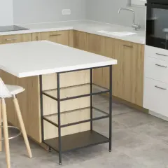 Un'elegante isola cucina fai da te con piano bianco e mensole in vetro, perfetta per una cucina moderna.