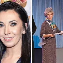 Krystyna z Kabaretu Nowaki w stroju starszej pani, z siwą peruką i w grochy.