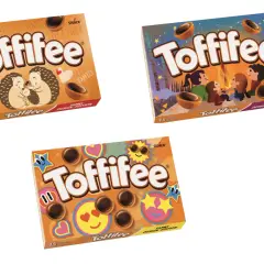 Trzy opakowania Toffifee z różnymi grafikami: jeże, ognisko z ludźmi, emotikony.