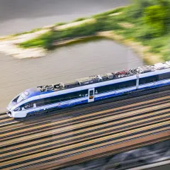Ile procent stracisz przy zwrocie biletu PKP Intercity? Sprawdź teraz!