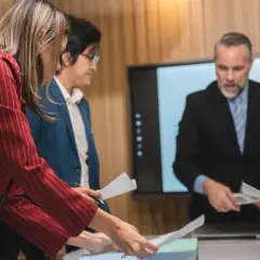 Zespół dyskutuje nad dokumentami, analizując datę powstania obowiązku podatkowego.