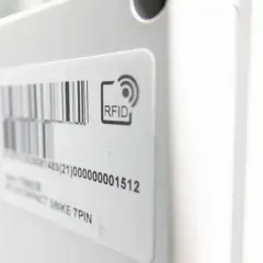Etykieta cyfrowa RFID na białym urządzeniu. Pokazuje, jak działa etykieta cyfrowa, umożliwiając bezprzewodową identyfikację.