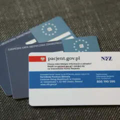 Kilka kart EKUZ (europejska karta ubezpieczenia zdrowotnego) i karta pacjenta NFZ.