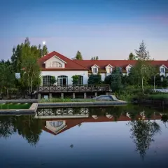 Urokliwy spa do 100 km od Warszawy z basenem i stawem, gdzie odbija się księżyc i piękny budynek.