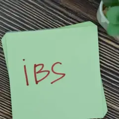 Na zielonej kartce napisano czerwonym markerem "ibs". Może to być skrót od "Irritable Bowel Syndrome", czyli zespołu jelita drażliwego.