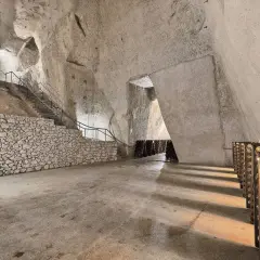 Visite cave Ruinart : avis sur ces crayères historiques où le champagne vieillit. Bouteilles en pupitres, escaliers de pierre.