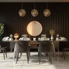 Moderne Esszimmer Ideen Wandgestaltung: schwarze Lamellenwand, goldene Pendelleuchten, Spiegel und Neonlicht.