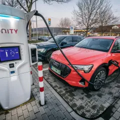 Ładowanie Audi e-tron na stacji Ionity. Ekran pokazuje 91% naładowania i moc 77kW. Ile kosztuje naładowanie akumulatora 4Ah?