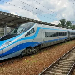 Nowoczesny pociąg Pendolino na peronie, gotowy do podróży.