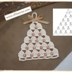 Albero di Natale all'uncinetto con perline e schema. Scopri i lavori uncinetto natale schemi gratis per creare decorazioni uniche.