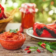 Ajvar co to? Pyszna pasta z pieczonej papryki i pomidorów, z dodatkiem chili. Idealna do kanapek i jako dodatek do dań.