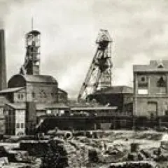 Industrielle Anlage mit Schornstein und Fördertürmen. Hier wurde einst die Grundlage für Kohle und Stahl geschaffen.