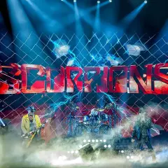 Zespół Scorpions na scenie TAURON Areny, w tle logo zespołu i efekty świetlne.