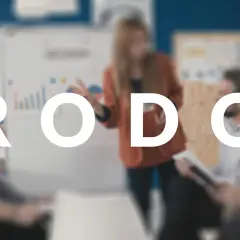 Zespół omawia zasady RODO, dbając o ochronę danych osobowych.
