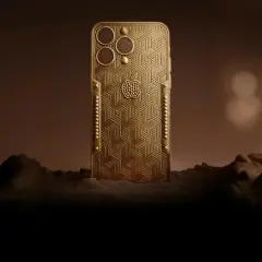 Złoty telefon z wytłoczonym wzorem, przypominający największy telefon na świecie, stoi na tle marsjańskiego krajobrazu.