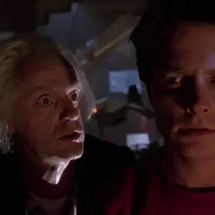 Marty i Doc Brown, jakby szykowali się do kolejnego powrotu do przyszłości 4. Ich miny sugerują, że coś się dzieje.