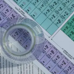 Tablica periodična s povećalom, prikazuje elemente poput Plutonija i Americija, a spominje i **broj Avogadro** u kontekstu kemijskih izračuna.