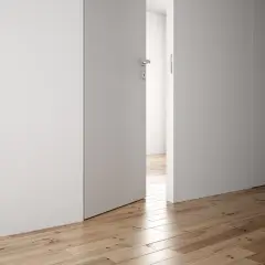 Parete di cartongesso con porta a battente aperta, che rivela un corridoio con parquet.